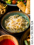overhead view beans sprouts bowl. Стоковое фото, агентство Ingram Publishing / Фотобанк Лори