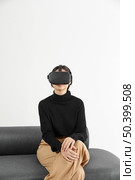 woman couch with virtual reality headset 2. Стоковое фото, агентство Ingram Publishing / Фотобанк Лори