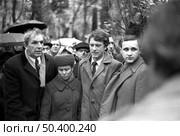 Москва, СССР, - 29 октября 1984: церемония перезахоронение праха Федора Шаляпина на Новодевичьем кладбище. Редакционное фото, фотограф Михаил Дружинин / Фотобанк Лори