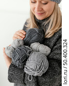 close up woman holding knitting yarns. Стоковое фото, агентство Ingram Publishing / Фотобанк Лори