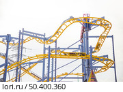 curved rollercoaster tracks clear sky. Стоковое фото, агентство Ingram Publishing / Фотобанк Лори