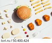 flat lay burger fries nuggets chips. Стоковое фото, агентство Ingram Publishing / Фотобанк Лори