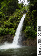 beautiful flowing waterfall rainforest costa rica. Стоковое фото, агентство Ingram Publishing / Фотобанк Лори