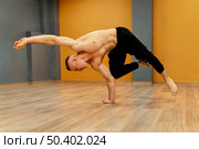 male performing breakdance 2. Стоковое фото, агентство Ingram Publishing / Фотобанк Лори