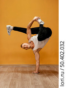 male performing breakdance 10. Стоковое фото, агентство Ingram Publishing / Фотобанк Лори
