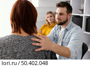 man comforting woman therapy. Стоковое фото, агентство Ingram Publishing / Фотобанк Лори