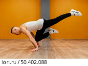 man performing breakdance 3. Стоковое фото, агентство Ingram Publishing / Фотобанк Лори
