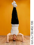 man performing breakdance 14. Стоковое фото, агентство Ingram Publishing / Фотобанк Лори