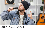 medium shot man singing microphone. Стоковое фото, агентство Ingram Publishing / Фотобанк Лори
