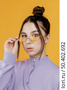 portrait young woman wearing sunglasses 5. Стоковое фото, агентство Ingram Publishing / Фотобанк Лори