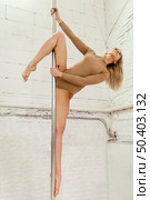 woman performing pole dance. Стоковое фото, агентство Ingram Publishing / Фотобанк Лори