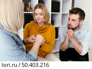 women holding hands therapy session 2. Стоковое фото, агентство Ingram Publishing / Фотобанк Лори