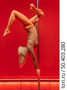 young woman performance pole dance 2. Стоковое фото, агентство Ingram Publishing / Фотобанк Лори