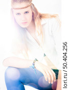 Beautiful fashion woman posing with light come from the beackground. Стоковое фото, агентство Ingram Publishing / Фотобанк Лори