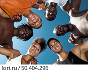 Group portrait of male and female young people in outdoor. Стоковое фото, агентство Ingram Publishing / Фотобанк Лори