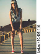 Beautiful and fashion young woman posing with a skateboard. Стоковое фото, агентство Ingram Publishing / Фотобанк Лори