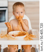 baby boy making mess with pasta alone. Стоковое фото, агентство Ingram Publishing / Фотобанк Лори