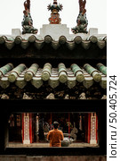 back view man praying temple with incense. Стоковое фото, агентство Ingram Publishing / Фотобанк Лори