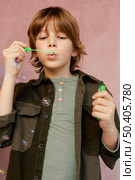 boy playing with soap bubbles. Стоковое фото, агентство Ingram Publishing / Фотобанк Лори