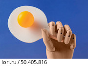 close up hand holding ping pong paddle. Стоковое фото, агентство Ingram Publishing / Фотобанк Лори