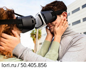 close up romantic couple wearing vr glasses. Стоковое фото, агентство Ingram Publishing / Фотобанк Лори