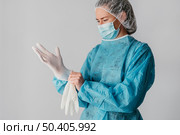 doctor putting surgical gloves 3. Стоковое фото, агентство Ingram Publishing / Фотобанк Лори