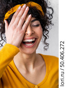 front view happy woman laughing. Стоковое фото, агентство Ingram Publishing / Фотобанк Лори