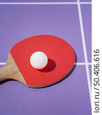 high angle white ball ping pong paddle. Стоковое фото, агентство Ingram Publishing / Фотобанк Лори