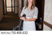 hotel female chambermaid with vacuum cleaner. Стоковое фото, агентство Ingram Publishing / Фотобанк Лори