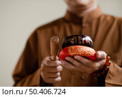 low angle man with singing bowls. Стоковое фото, агентство Ingram Publishing / Фотобанк Лори