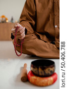 man meditating with beads singing bowl. Стоковое фото, агентство Ingram Publishing / Фотобанк Лори