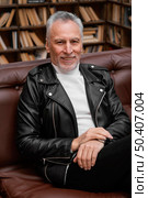 portrait elegant old man wearing suit 9. Стоковое фото, агентство Ingram Publishing / Фотобанк Лори