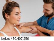 side view osteopathic therapist checking female patient s shoulder. Стоковое фото, агентство Ingram Publishing / Фотобанк Лори