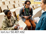 students talking after class 3. Стоковое фото, агентство Ingram Publishing / Фотобанк Лори