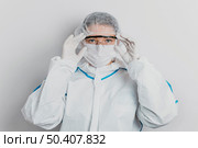 young doctor putting protective goggles 2. Стоковое фото, агентство Ingram Publishing / Фотобанк Лори