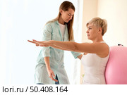 female patient undergoing therapy with physiotherapist 2. Стоковое фото, агентство Ingram Publishing / Фотобанк Лори