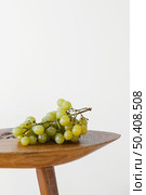 minimal abstract grapes table. Стоковое фото, агентство Ingram Publishing / Фотобанк Лори