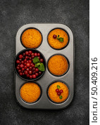 flat lay delicious muffins with berries pan. Стоковое фото, агентство Ingram Publishing / Фотобанк Лори