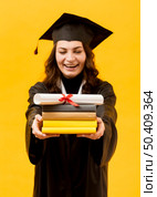 happy graduate student with diploma. Стоковое фото, агентство Ingram Publishing / Фотобанк Лори
