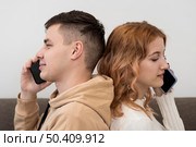 young teenagers with phones. Стоковое фото, агентство Ingram Publishing / Фотобанк Лори