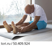 doing sport exercises his window. Стоковое фото, агентство Ingram Publishing / Фотобанк Лори