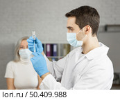 doctor wearing mask. Стоковое фото, агентство Ingram Publishing / Фотобанк Лори