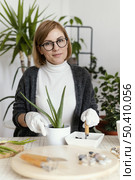 smiley woman working with gloves. Стоковое фото, агентство Ingram Publishing / Фотобанк Лори