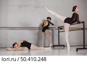 training together with pointe shoes leotards. Стоковое фото, агентство Ingram Publishing / Фотобанк Лори