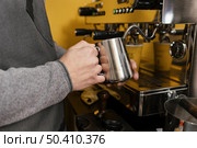 male barista frothing milk. Стоковое фото, агентство Ingram Publishing / Фотобанк Лори
