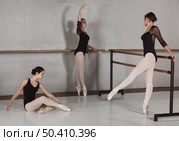 professional ballerinas training together with leotards pointe shoes. Стоковое фото, агентство Ingram Publishing / Фотобанк Лори