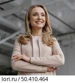 posing with her arms crossed. Стоковое фото, агентство Ingram Publishing / Фотобанк Лори