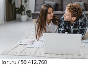 couple planning together redecorate household. Стоковое фото, агентство Ingram Publishing / Фотобанк Лори