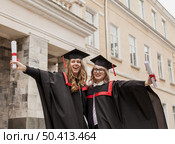 low angle happy girls. Стоковое фото, агентство Ingram Publishing / Фотобанк Лори