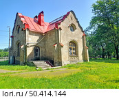 Дом привратника в летний день. Орловский парк. Санкт-Петербургское шоссе, 78А, Стрельна. Санкт-Петербург. Редакционное фото, фотограф Ирина Борсученко / Фотобанк Лори